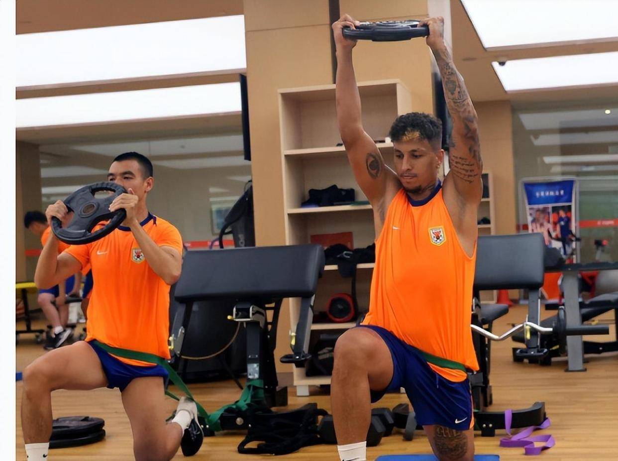 卡扎尔离场, 照片里他手