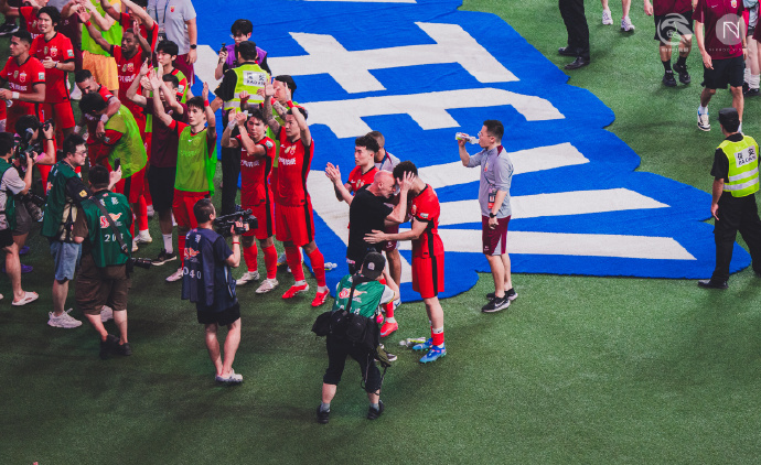 大巴身前 大巴身前